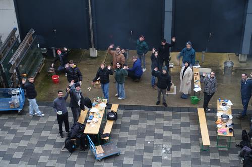 Blick von oben auf die Gruppe der Studierenden und Mitarbeiter der HSD, die sich am Projektabschluss im Erstsemester-Projekt des Studiengangs „Energie- und Umwelttechnik“ (EUT) beteiligen.